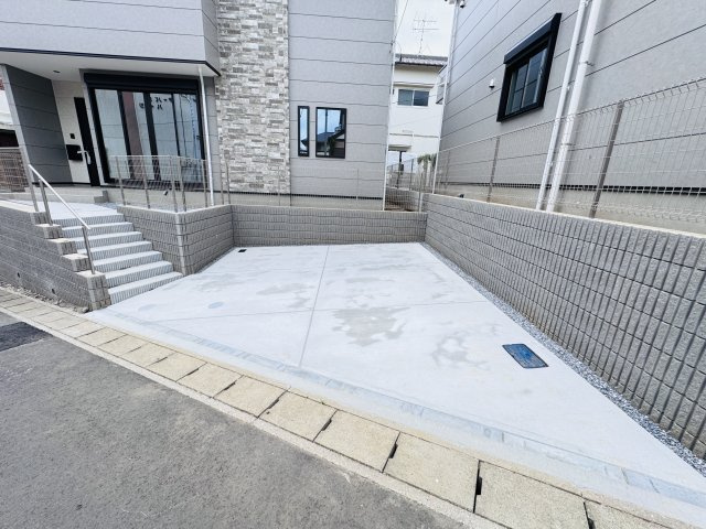 松戸市仲井町１丁目新築戸建【上本郷第二小学校：8分】の駐車場|2号棟駐車スペース・並列2台駐車可