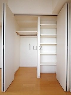 サンシエスタ鶴ヶ峰の収納|パイプハンガー付きのクローゼット完備です！