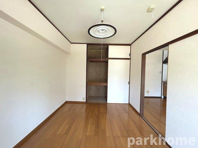 千頭マンションの洋室