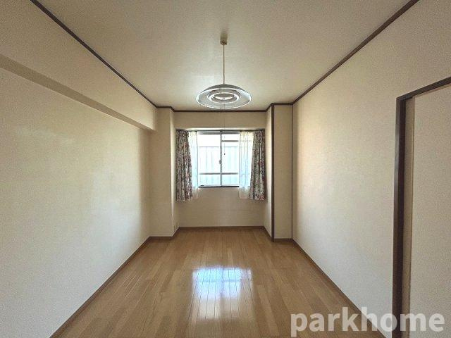 千頭マンションの洋室