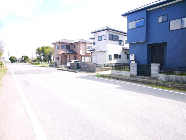 山武市井之内　中古戸建の前面道路含む現地写真|令和5年外壁リフォーム済み システムキッチン 2階にもトイレ山武市立緑海小学校徒歩約14分