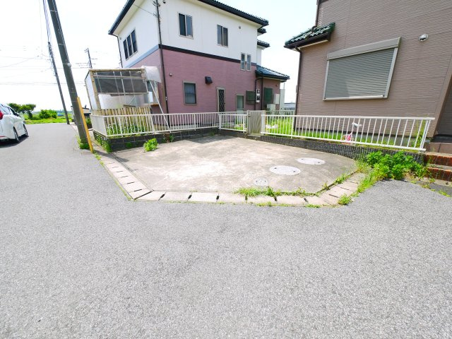 東金市求名　中古戸建の駐車場|平成17年9月築 ３LDK オール電化・太陽光発電システム・リビング床暖房 駐車2台可