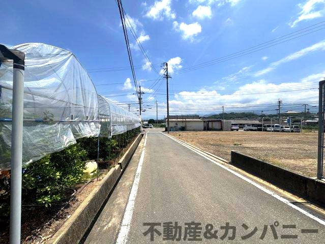 砥部町三角のおトチ3号地　伊予郡砥部町三角売土地の前面道路含む現地写真|前面道路含む現地写真です