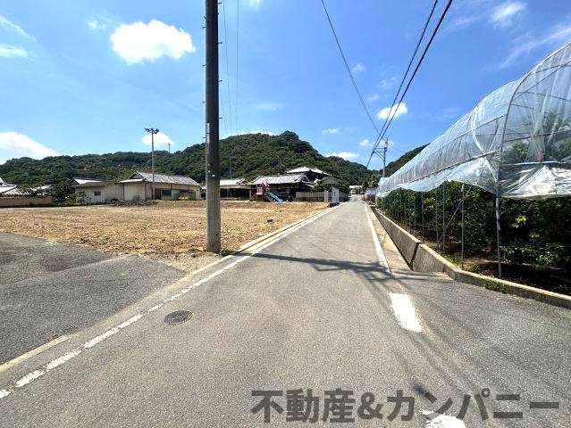 砥部町三角のおトチ4号地　伊予郡砥部町三角売土地の前面道路含む現地写真|前面道路含む現地写真です