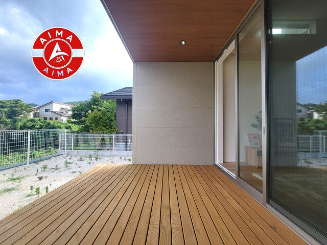福岡市南区鶴田2丁目 のバルコニー|風をしっかりと感じられるバルコニーでは、毎日が洗濯日和です。広々としているので洗濯も楽しくなるでしょうし、気分転換にバルコニーからの眺めを楽しむのもいいでしょう。