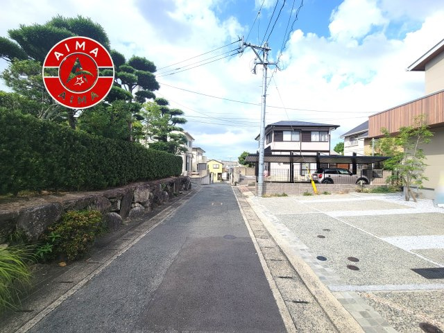 福岡市南区鶴田2丁目 の前面道路含む現地写真|前面道路は閑静な住宅地をはしる車通りの少ない道路。お車の出し入れが苦手なママや小さなお子様にも安心ですね。しっかり舗装もされているので、ベビーカーや自転車で通っても快適に通行できます。