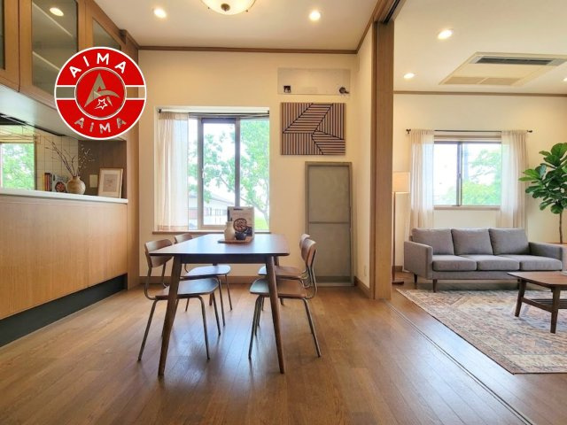福岡市西区生松台2丁目の居間・リビング|キッチンからリビングをしっかり確認できます。家族の笑顔があふれる空間になりそうですね。※家具はCGを合成したものです。