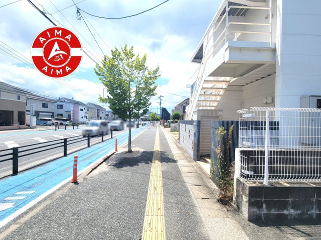福岡市早良区原6丁目の前面道路含む現地写真|前面道路は閑静な住宅地をはしる車通りの少ない道路。お車の出し入れが苦手なママや小さなお子様にも安心ですね。しっかり舗装もされているので、ベビーカーや自転車で通っても快適に通行できます。