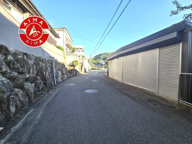 福岡市南区平和１丁目の前面道路含む現地写真|前面道路は閑静な住宅地をはしる車通りの少ない道路。お車の出し入れが苦手なママや小さなお子様にも安心ですね。しっかり舗装もされているので、ベビーカーや自転車で通っても快適に通行できます。