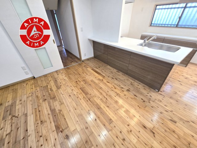福岡市南区平和１丁目のダイニング|キッチンから立ち込める香りが今日の料理を期待させます。