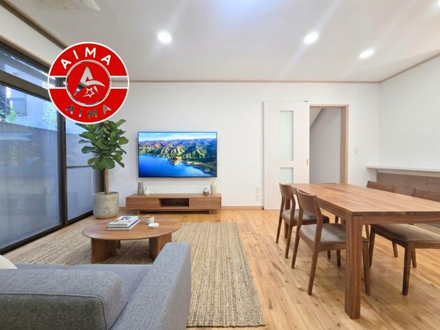 福岡市南区平和１丁目の居間・リビング|キッチンからリビングをしっかり確認できます。家族の笑顔があふれる空間になりそうですね。※家具はCGを合成したものです。