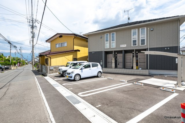 グランディール宮田の駐車場