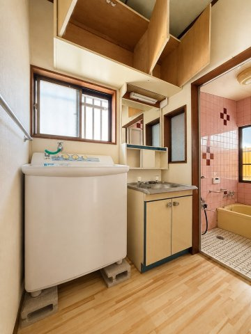 外壁、屋根塗装歴有り♪小山市の大切に維持管理された住まい＆駐車2台可の脱衣所|床フローリングリフォーム済み