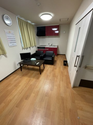 【その他共用部分】 | ななゆめの里きららホーム | 談話室は商談スペースとしても利用可能
