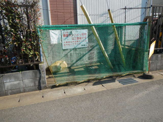 ゴミ置場は敷地内です。