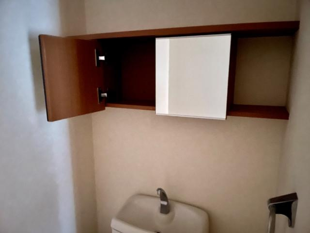 ロイヤルヒルズ宮崎台のトイレ|トイレ上部収納