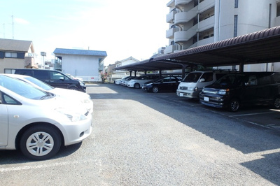 ★敷地内駐車場★（空き状況・使用料等詳細はご確認下さい）