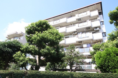 ★緑に囲まれた存在感のある外観★