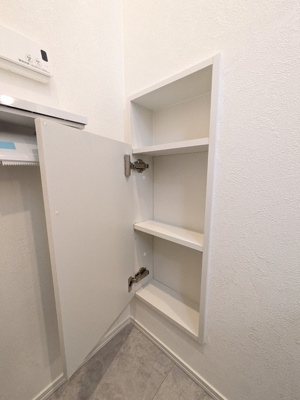トイレ内に便利な収納がございます。