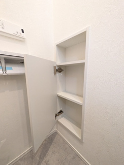 トイレ内に便利な収納があります