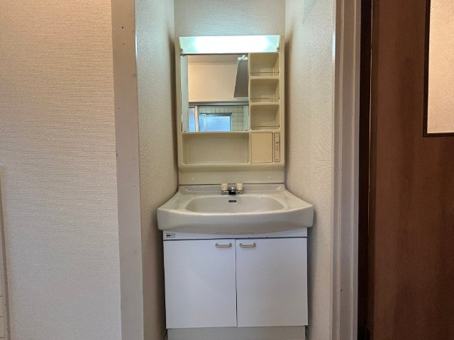 鹿子前住宅の洗面所
