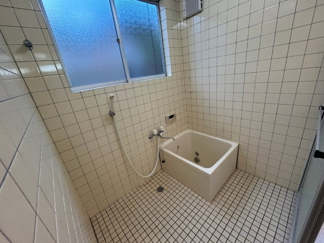 鹿子前住宅の浴室