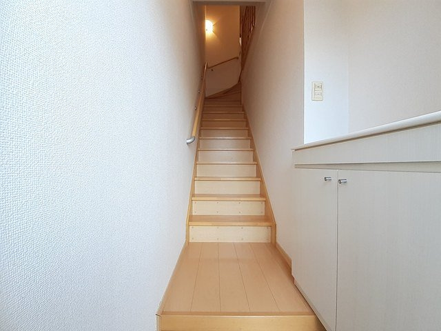 ウィステリアヒルの玄関|明るい玄関です