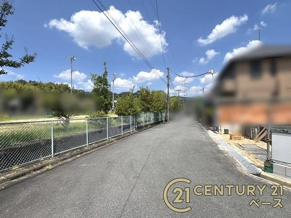 生駒郡三郷町美松ケ丘西２丁目 ／新築一戸建の前面道路含む現地写真|■現地撮影写真■小学校まで徒歩圏内とお子様の通学も安心！