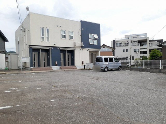 富山市呉羽町のアパートの駐車場