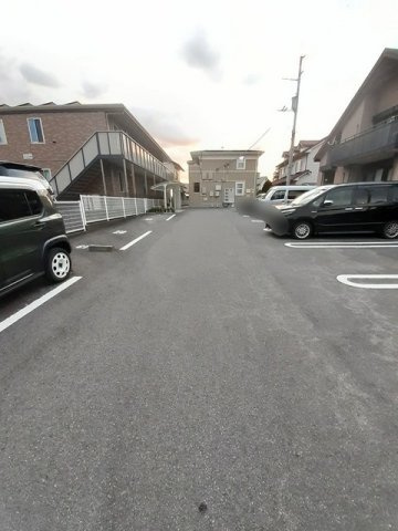 ファイン　イーストの駐車場