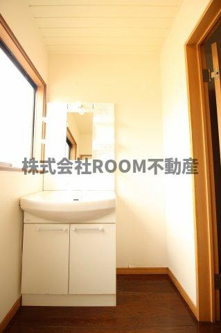 立元住宅の独立洗面台|独立洗面台、小物を置くことができて便利です