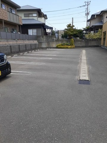 ヌウボー・メゾンの駐車場