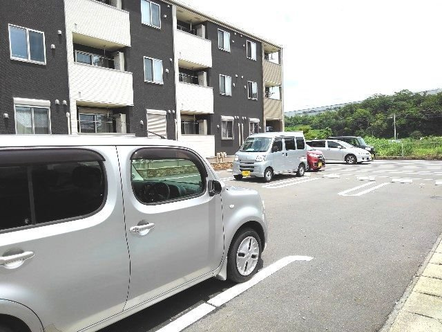 シャイニーの駐車場