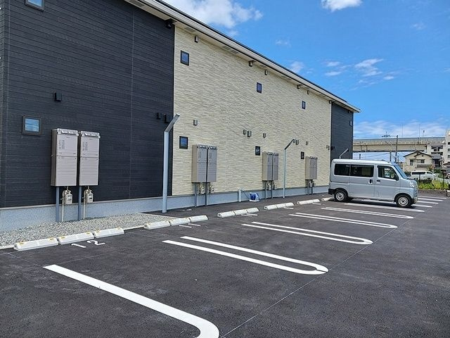 フローラ１６の駐車場