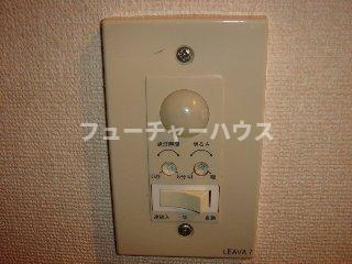 レジデンス　Ｏの設備|人感照明（玄関）