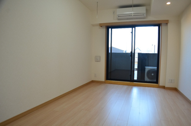 【居間・リビング】 | ルーブル蒲田本町 | 窓が大きくて開放感があります。