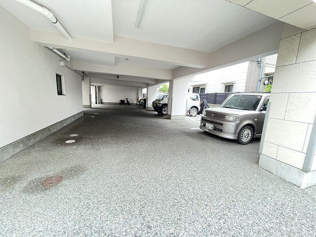 クレアール立花の駐車場