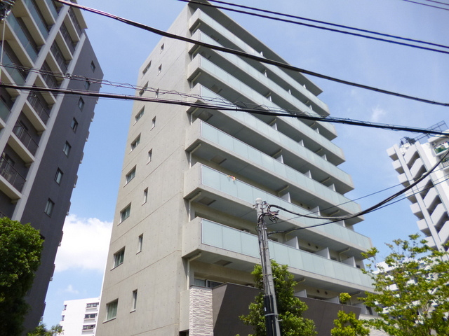 プラウドフラット王子神谷の外観|目の前に緑広がる公園が有ります。