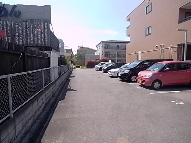ジョリエーメゾンの駐車場|車をお持ちの方に嬉しい駐車場付きの物件です