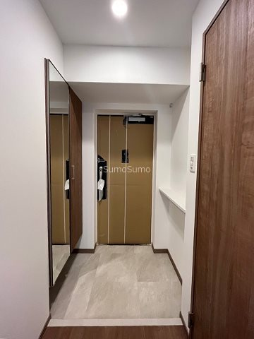 スプランディッド難波WESTⅢの玄関