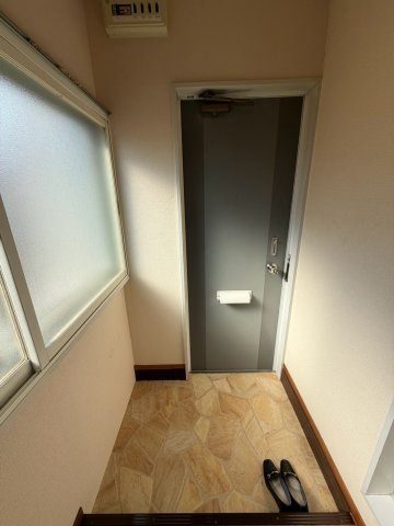 ミダ六マンションの玄関