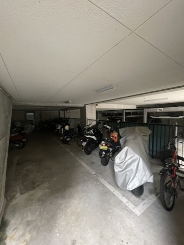朝日プラザモンターニュ北神戸1番館の駐車場
