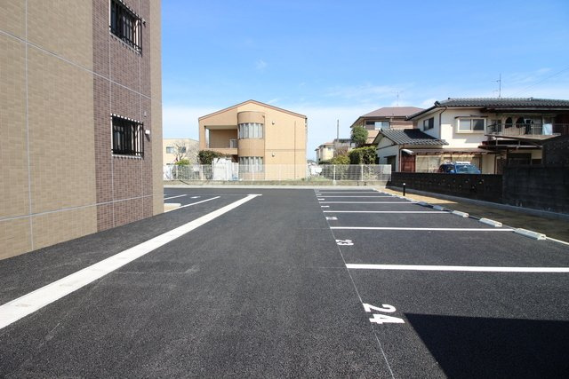 グランドゥール花立Ⅱ の駐車場