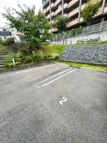 サンフラワー千里王子 B棟の駐車場