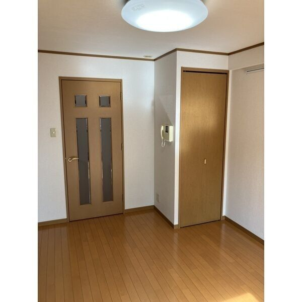 Crown Hillsの居間・リビング|室内の写真は別部屋となりますので現況優先とさせて頂きます。