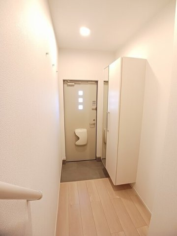 【玄関】 | クレメント岩出Ｄ | 収納もある玄関です