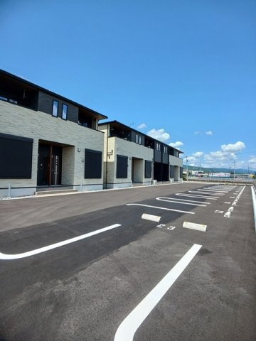 【駐車場】 | クレメント岩出Ｄ | 駐車場があるので、車を買う予定の方も安心です