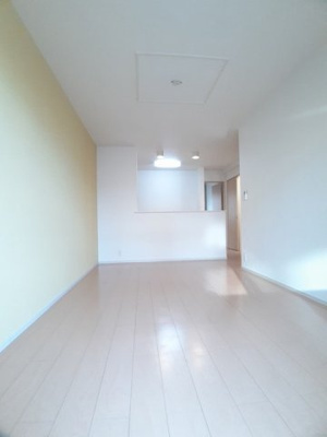 【居間・リビング】 | カルム岡田 | こちらの居間で趣味の時間をお楽しみください