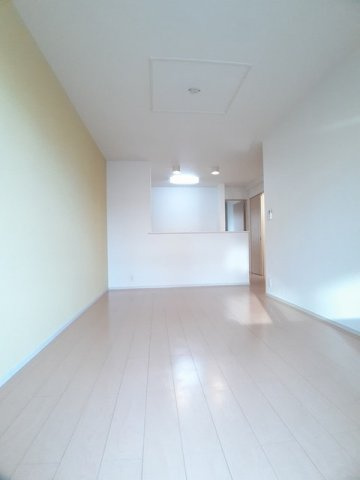 【居間・リビング】 | カルム岡田 | こちらの居間で趣味の時間をお楽しみください
