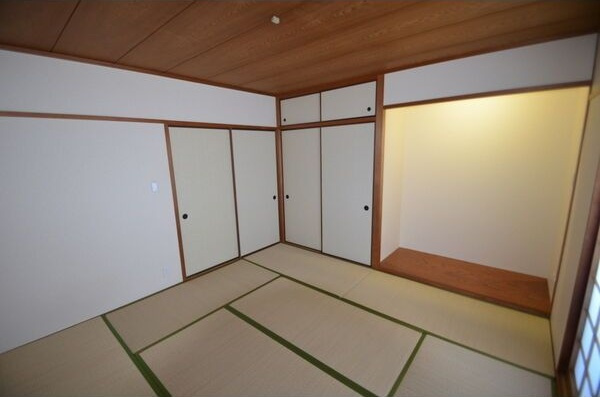 フローラ八幡山の和室